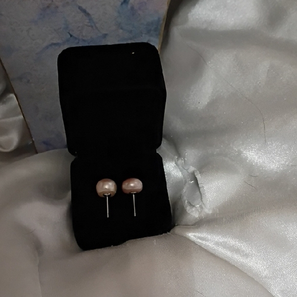 Elegant Pink Pearl Stud Earrings - Picture 3 of 3